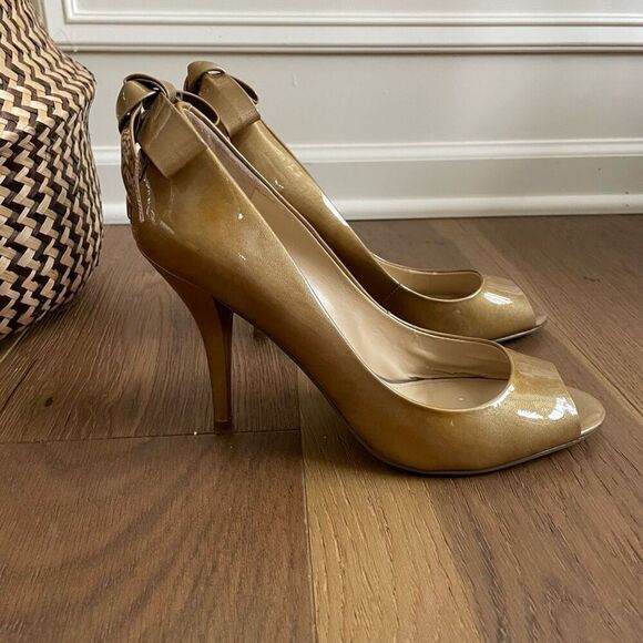 Enzo Angiolini Eamistle Natural Nude Champagne Patent Leather Peep Toe Heels Bow - Picture 1 of 11
